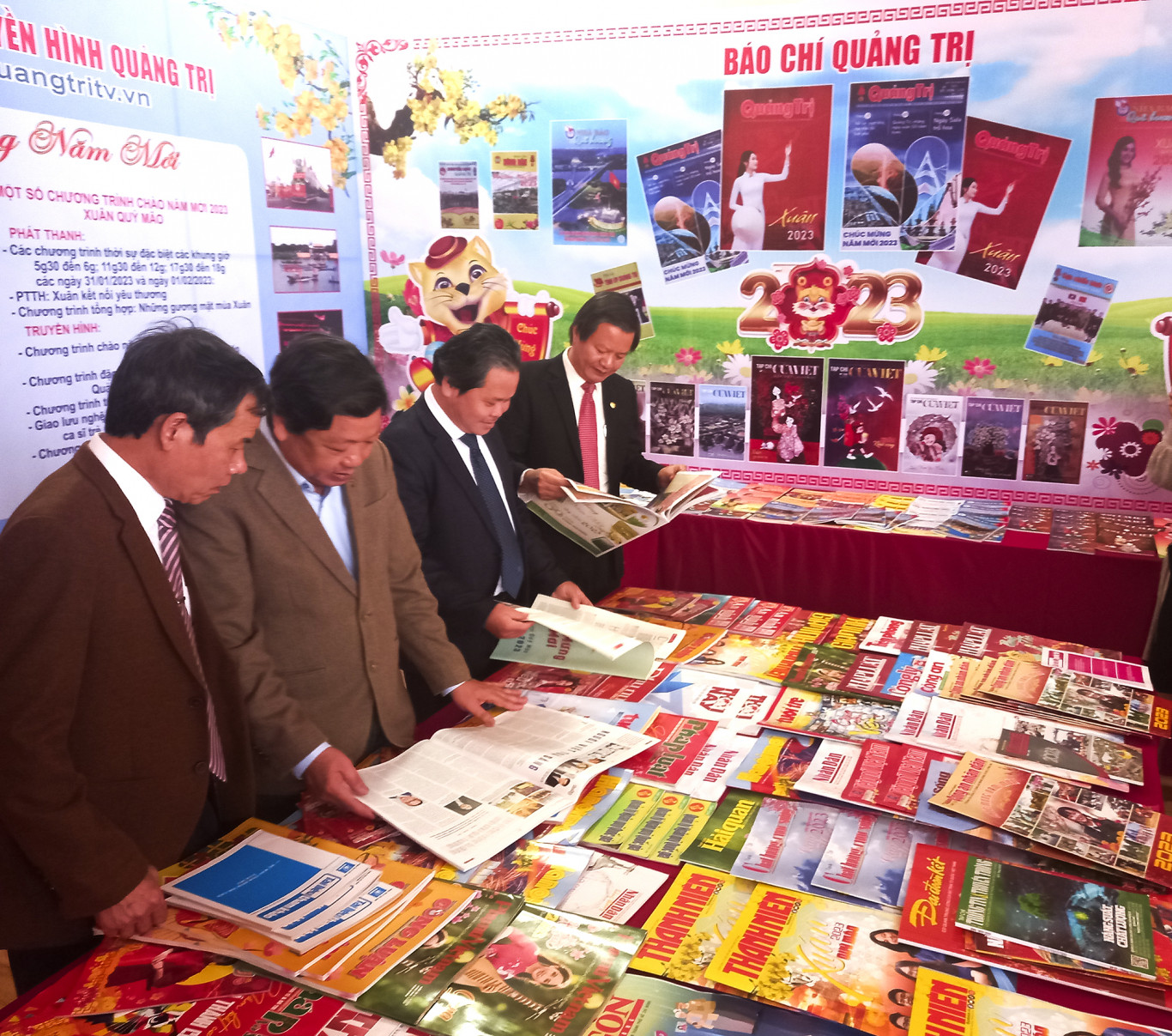 Đại biểu tham quan c&aacute;c gian trưng b&agrave;y b&aacute;o xu&acirc;n